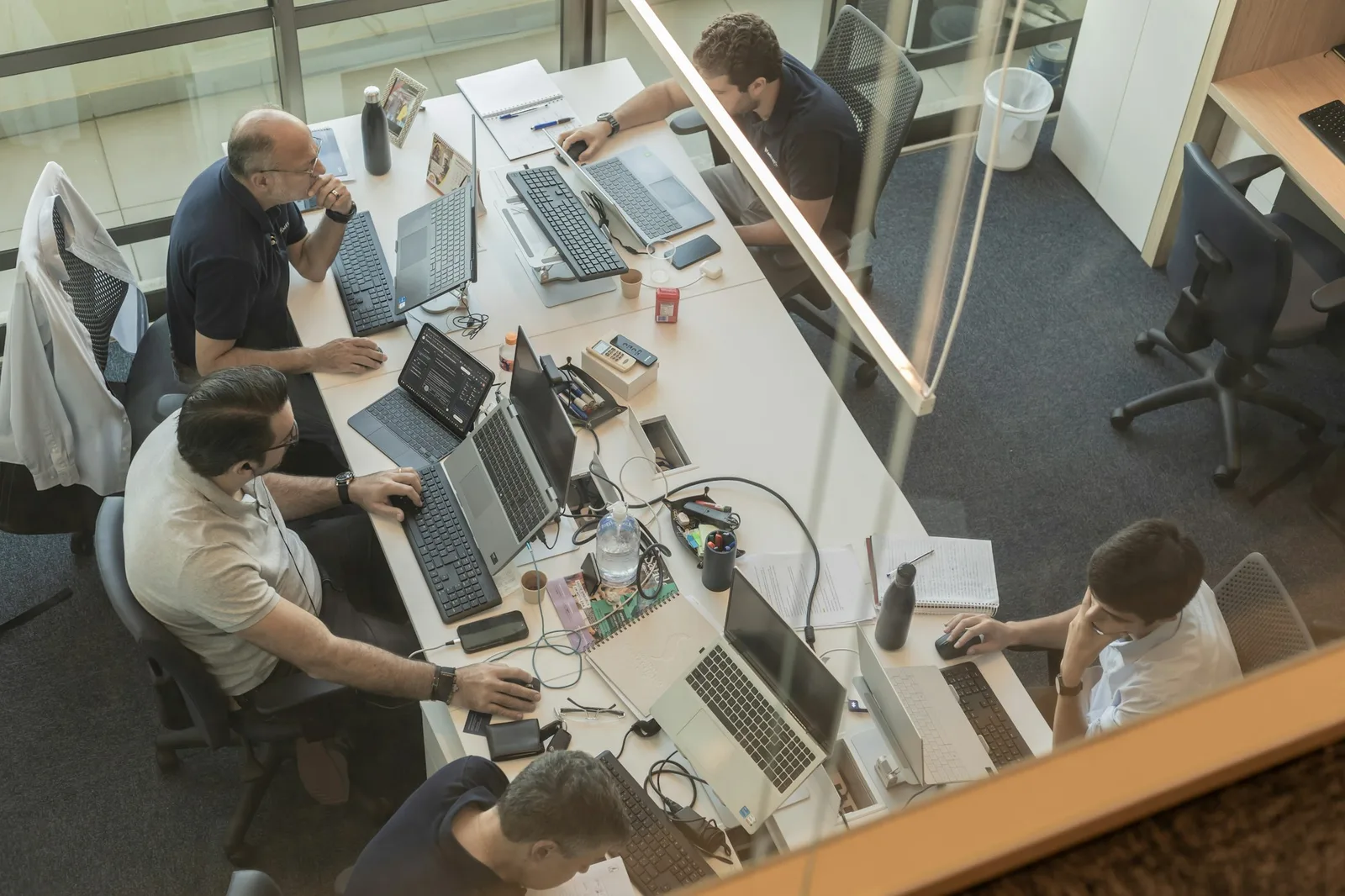 Une équipe au travail dans un bureau moderne
