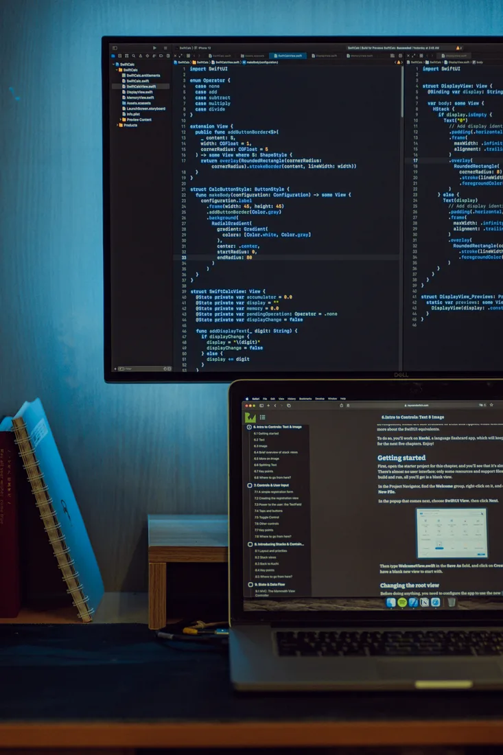 Un poste de développement avec deux écrans de code