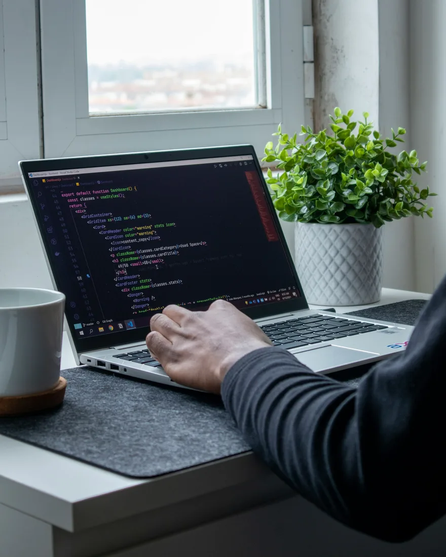Un développeur code sur un ordinateur portable
