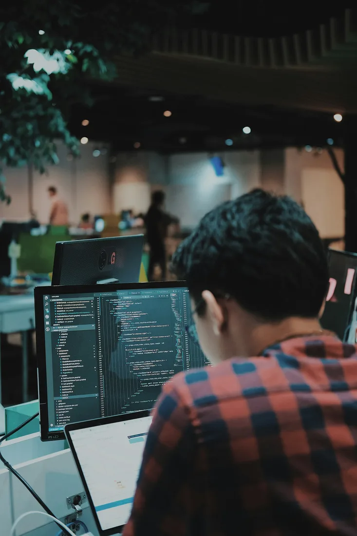 Un développeur code dans un espace de travail partagé