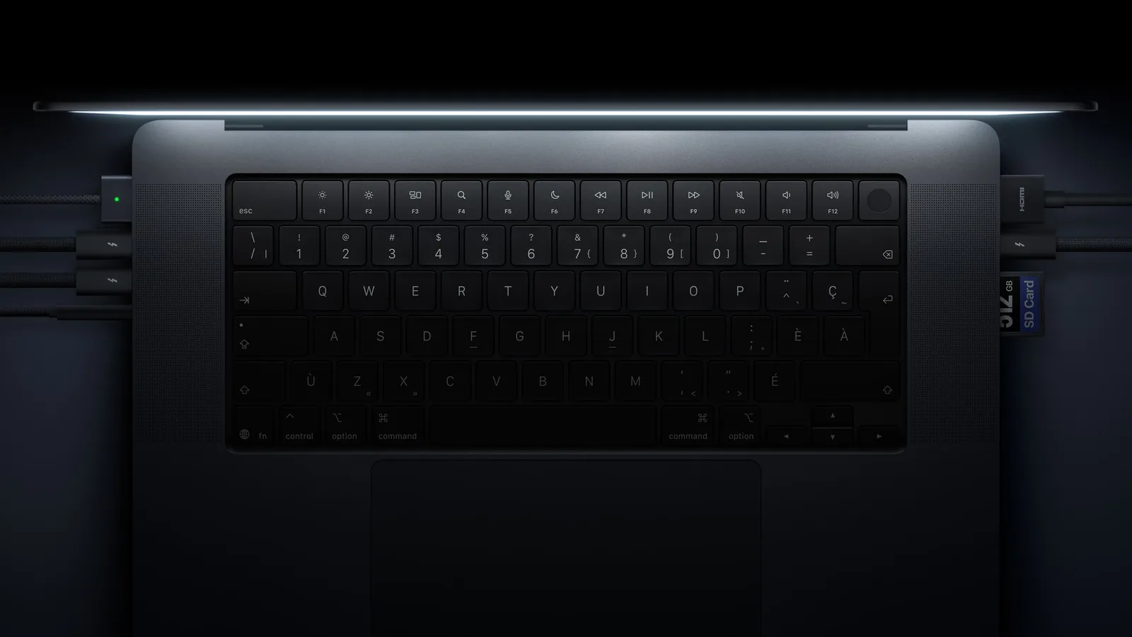 Vue de dessus du MacBook Pro avec ses ports sur les côtés